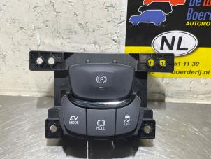 Gebruikte Handrem schakelaar Toyota C-HR (X1,X5) 2.0 16V Hybrid Prijs € 30,00 Margeregeling aangeboden door De Witte Boerderij AutoMotive