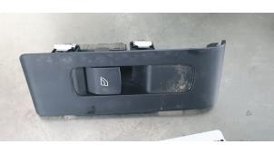 Gebruikte Schakelaar Elektrisch Raam Volvo C40 Recharge (XK) Recharge Prijs € 15,00 Margeregeling aangeboden door De Witte Boerderij AutoMotive