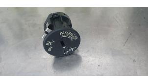 Gebruikte Airbag schakelaar BMW 4 serie (F33) 420d 2.0 16V Prijs € 5,00 Margeregeling aangeboden door De Witte Boerderij AutoMotive