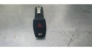 Gebruikte Gevarenlicht Schakelaar BMW 4 serie (F33) 420d 2.0 16V Prijs € 10,00 Margeregeling aangeboden door De Witte Boerderij AutoMotive