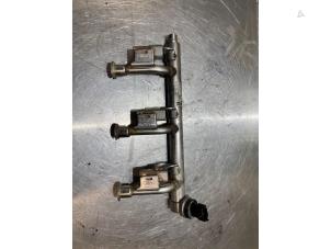 Gebruikte Injector brug Ford Fiesta 6 (JA8) 1.0 EcoBoost 12V 100 Prijs € 25,00 Margeregeling aangeboden door De Witte Boerderij AutoMotive