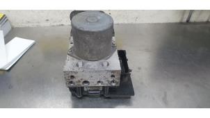 Gebruikte ABS Pomp Renault Wind Prijs € 150,00 Margeregeling aangeboden door De Witte Boerderij AutoMotive