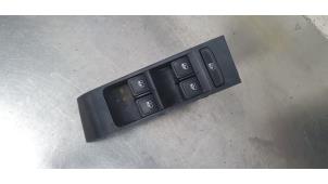 Gebruikte Elektrisch Raam Schakelaar Skoda Fabia III (NJ3) 1.0 12V Prijs € 20,00 Margeregeling aangeboden door De Witte Boerderij AutoMotive