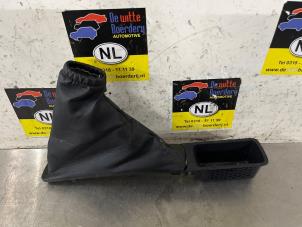 Gebruikte Handremhendel Hoes Ford Puma 1.0 EcoBoost 12V Prijs € 15,00 Margeregeling aangeboden door De Witte Boerderij AutoMotive