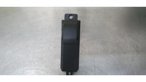 Gebruikte Elektrisch Raam Schakelaar Mazda 2 (DE) 1.3 16V MZR Prijs € 5,00 Margeregeling aangeboden door De Witte Boerderij AutoMotive