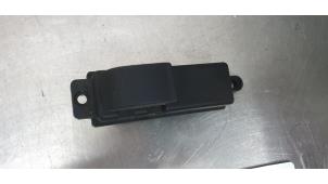 Gebruikte Elektrisch Raam Schakelaar Mazda 2 (DE) 1.3 16V MZR Prijs € 5,00 Margeregeling aangeboden door De Witte Boerderij AutoMotive