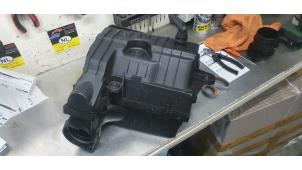 Gebruikte Luchtfilterhuis Volkswagen Golf VII (AUA) 1.6 TDI BlueMotion 16V Prijs € 45,00 Margeregeling aangeboden door De Witte Boerderij AutoMotive