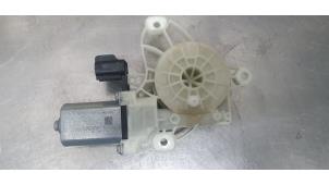 Gebruikte Portierruitmotor Ford Puma 1.0 EcoBoost 12V Prijs € 25,00 Margeregeling aangeboden door De Witte Boerderij AutoMotive