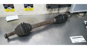 Gebruikte Aandrijfas links-voor Peugeot Partner (GC/GF/GG/GJ/GK) 1.6 BlueHDI 75 Prijs € 35,00 Margeregeling aangeboden door De Witte Boerderij AutoMotive