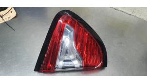 Gebruikte Reflector achterklep links Renault Captur (2R) 0.9 Energy TCE 12V Prijs € 20,00 Margeregeling aangeboden door De Witte Boerderij AutoMotive