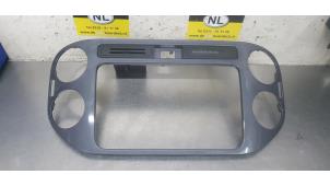 Gebruikte Radio omlijsting Volkswagen Tiguan (5N1/2) 2.0 TSI 16V 4Motion Prijs € 20,00 Margeregeling aangeboden door De Witte Boerderij AutoMotive