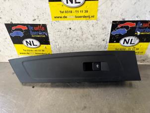 Gebruikte Ruit schakelaar elektrisch Skoda Fabia IV (PJ3) 1.0 TSI 12V Prijs € 15,00 Margeregeling aangeboden door De Witte Boerderij AutoMotive