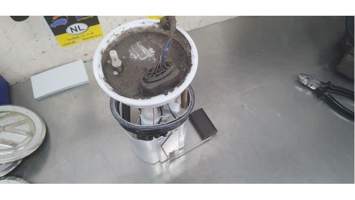 Gebruikte Tank element Pomp Volkswagen Up! (121) 1.0 12V EcoFuel Prijs € 25,00 Margeregeling aangeboden door De Witte Boerderij AutoMotive