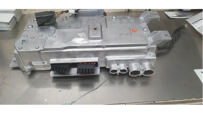 Omvormer van een Tesla Model S 90D 2016