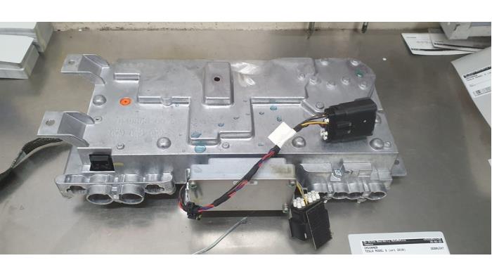 Omvormer van een Tesla Model S 90D 2016