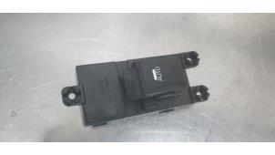 Gebruikte Elektrisch Raam Schakelaar Kia Cee'd Sportswagon (JDC5) 1.6 GDI 16V Prijs € 15,00 Margeregeling aangeboden door De Witte Boerderij AutoMotive