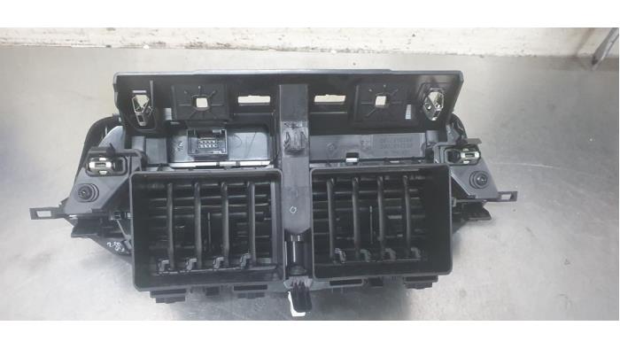 Kachel Bedieningspaneel van een Peugeot 208 II (UB/UH/UP) 1.2 Vti 12V PureTech 130 2021