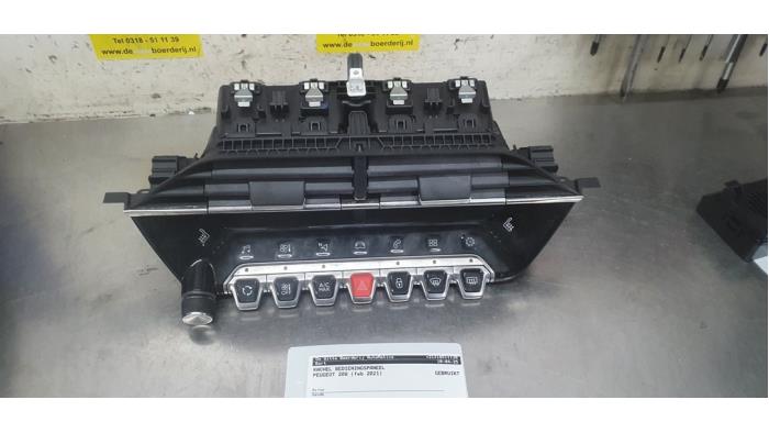Kachel Bedieningspaneel van een Peugeot 208 II (UB/UH/UP) 1.2 Vti 12V PureTech 130 2021