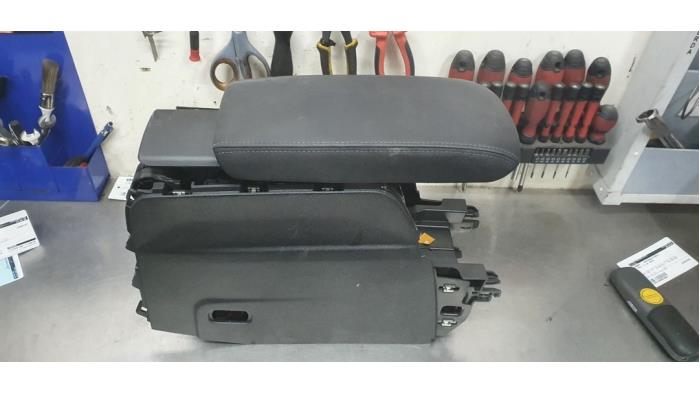 Armleuning van een Peugeot 208 II (UB/UH/UP) 1.2 Vti 12V PureTech 130 2021