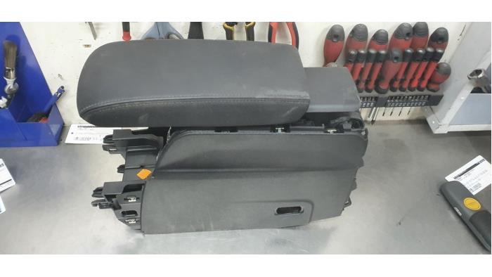 Armleuning van een Peugeot 208 II (UB/UH/UP) 1.2 Vti 12V PureTech 130 2021