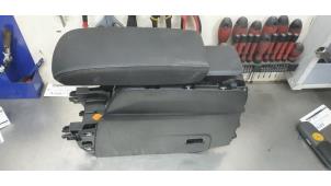 Gebruikte Armsteun Peugeot 208 II (UB/UH/UP) 1.2 Vti 12V PureTech 130 Prijs € 65,00 Margeregeling aangeboden door De Witte Boerderij AutoMotive