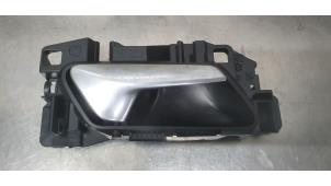 Gebruikte Portiergreep 4Deurs rechts-voor Peugeot 208 II (UB/UH/UP) 1.2 Vti 12V PureTech 130 Prijs € 20,00 Margeregeling aangeboden door De Witte Boerderij AutoMotive