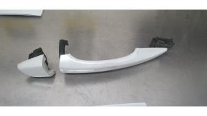 Gebruikte Portiergreep 4Deurs rechts-voor Peugeot 208 II (UB/UH/UP) 1.2 Vti 12V PureTech 130 Prijs € 15,00 Margeregeling aangeboden door De Witte Boerderij AutoMotive