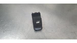 Gebruikte Ruit schakelaar elektrisch Peugeot 208 II (UB/UH/UP) 1.2 Vti 12V PureTech 130 Prijs € 5,00 Margeregeling aangeboden door De Witte Boerderij AutoMotive