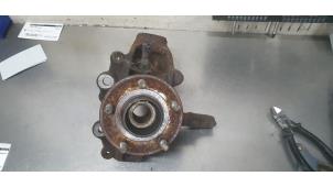 Gebruikte Fusee links-voor Ford Grand C-Max Prijs € 45,00 Margeregeling aangeboden door De Witte Boerderij AutoMotive