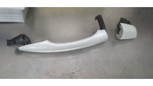 Gebruikte Deurgreep 4Deurs rechts-achter Peugeot 208 II (UB/UH/UP) 1.2 Vti 12V PureTech 130 Prijs € 25,00 Margeregeling aangeboden door De Witte Boerderij AutoMotive