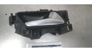 Gebruikte Deurgreep 4Deurs rechts-achter Peugeot 208 II (UB/UH/UP) 1.2 Vti 12V PureTech 130 Prijs € 20,00 Margeregeling aangeboden door De Witte Boerderij AutoMotive