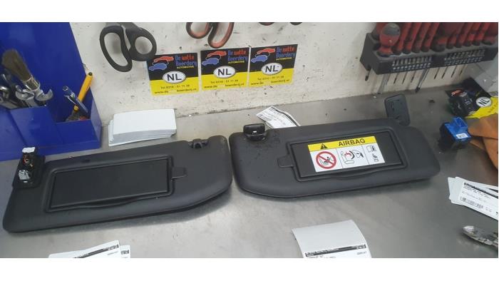 Zonneklep set van een Peugeot 208 II (UB/UH/UP) 1.2 Vti 12V PureTech 130 2021