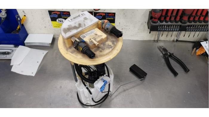 Gebruikte Tank element Pomp Opel Combo Cargo 1.5 CDTI 100 Prijs € 50,00 Margeregeling aangeboden door De Witte Boerderij AutoMotive