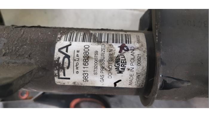 Schokdemperpoot links-voor van een Peugeot 208 II (UB/UH/UP) 1.2 Vti 12V PureTech 130 2021