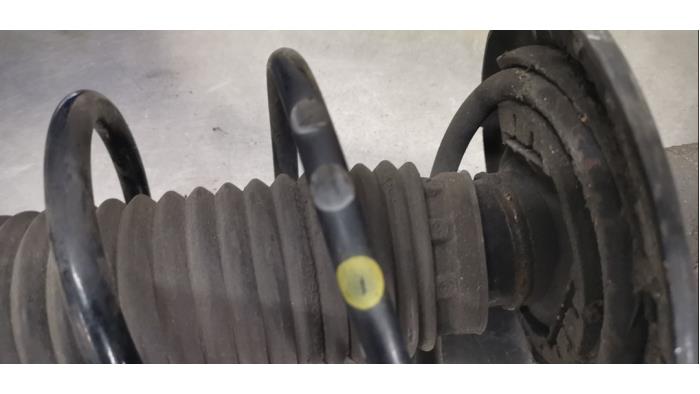 Schokdemperpoot links-voor van een Peugeot 208 II (UB/UH/UP) 1.2 Vti 12V PureTech 130 2021