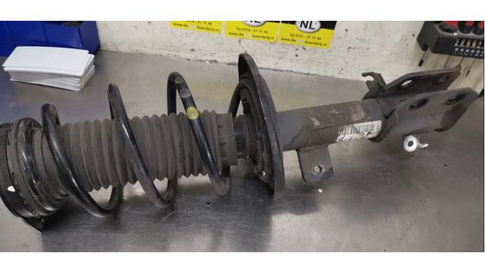 Schokdemperpoot links-voor van een Peugeot 208 II (UB/UH/UP) 1.2 Vti 12V PureTech 130 2021