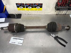 Gebruikte Aandrijfas links-voor Ford Focus 3 Wagon 1.0 Ti-VCT EcoBoost 12V 125 Prijs € 45,00 Margeregeling aangeboden door De Witte Boerderij AutoMotive