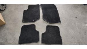 Gebruikte Matten Set Peugeot 208 II (UB/UH/UP) 1.2 Vti 12V PureTech 130 Prijs € 25,00 Margeregeling aangeboden door De Witte Boerderij AutoMotive