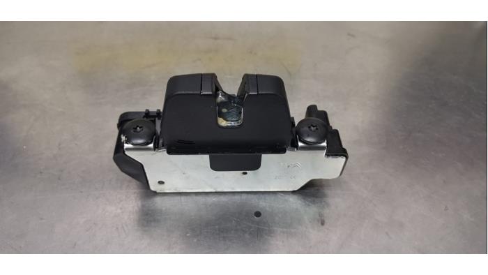 Slotmechaniek Achterklep van een Peugeot 208 II (UB/UH/UP) 1.2 Vti 12V PureTech 130 2021