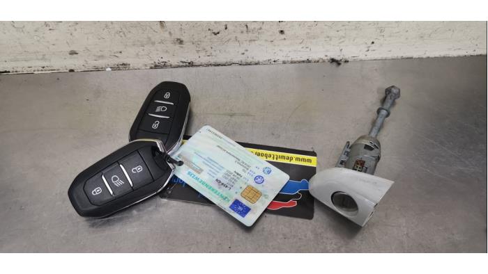 Slotenset van een Peugeot 208 II (UB/UH/UP) 1.2 Vti 12V PureTech 130 2021