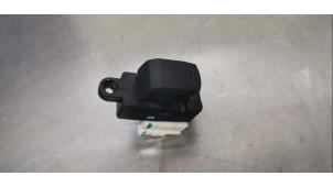 Gebruikte Schakelaar Elektrisch Raam Suzuki S-Cross Prijs € 15,00 Margeregeling aangeboden door De Witte Boerderij AutoMotive