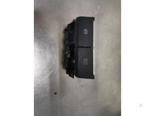 Gebruikte Schakelaar handrem Volkswagen Golf VIII Variant (GC5) 1.0 TSI 12V Prijs € 20,00 Margeregeling aangeboden door De Witte Boerderij AutoMotive