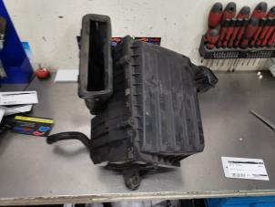 Gebruikte Luchtfilterhuis Audi Q2 (GAB/GAG) 1.6 30 TDI 16V Prijs € 25,00 Margeregeling aangeboden door De Witte Boerderij AutoMotive