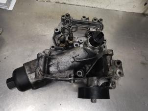 Gebruikte Oliefilterhuis Mercedes Sprinter 3,5t (907.6/910.6) 315 CDI 2.0 D RWD Prijs € 45,00 Margeregeling aangeboden door De Witte Boerderij AutoMotive