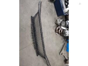 Gebruikte Bumper Rooster Mercedes C Estate AMG (S205) C-63 S,Edition 1 AMG 4.0 V8 Biturbo Prijs € 100,00 Margeregeling aangeboden door De Witte Boerderij AutoMotive