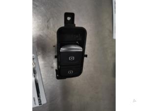 Gebruikte Schakelaar handrem Renault Captur II (RJB) 1.0 TCe 12V Prijs € 15,00 Margeregeling aangeboden door De Witte Boerderij AutoMotive