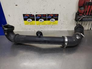 Gebruikte Intercooler Buis Audi Q2 (GAB/GAG) 1.6 30 TDI 16V Prijs € 25,00 Margeregeling aangeboden door De Witte Boerderij AutoMotive