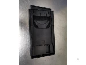 Gebruikte Bekerhouder Mitsubishi Outlander (CW) 2.4 16V Mivec 4x2 Prijs € 25,00 Margeregeling aangeboden door De Witte Boerderij AutoMotive