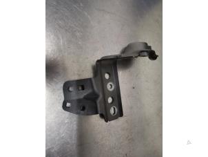 Gebruikte Schermdrager links-voor Toyota Yaris III (P13) 1.5 16V Hybrid Prijs € 5,00 Margeregeling aangeboden door De Witte Boerderij AutoMotive