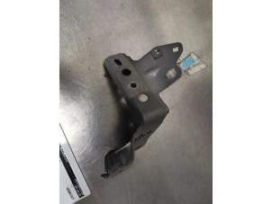 Gebruikte Schermdrager rechts-voor Toyota Yaris III (P13) 1.5 16V Hybrid Prijs € 5,00 Margeregeling aangeboden door De Witte Boerderij AutoMotive